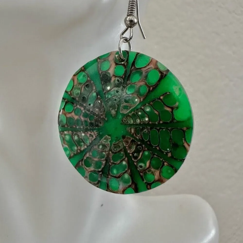 Green and brown shell round earrings